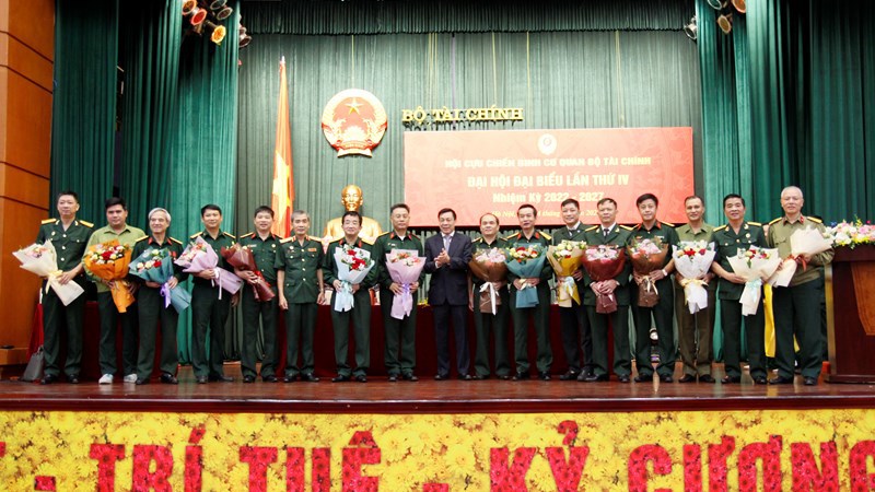Ban Chấp h&agrave;nh Hội Cựu chiến binh cơ quan Bộ T&agrave;i ch&iacute;nh lần thứ IV nhiệm kỳ 2022-2027 ra mắt đại hội.