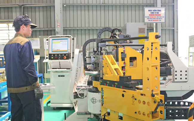Công nhân giám sát máy uốn ống nóng trong nhà máy lắp ráp xe bus - xe tải của Thaco tại Khu kinh tế Chu Lai (Quảng Nam) Ảnh: Lam Anh