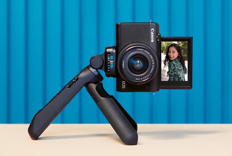 EOS M200 là chiếc máy ảnh mới nhất dùng ống kính chuyển đổi, dành cho những ai mong muốn có được những nội dung chia sẻ bắt mắt hơn, nhanh hơn trên mạng xã hội.
