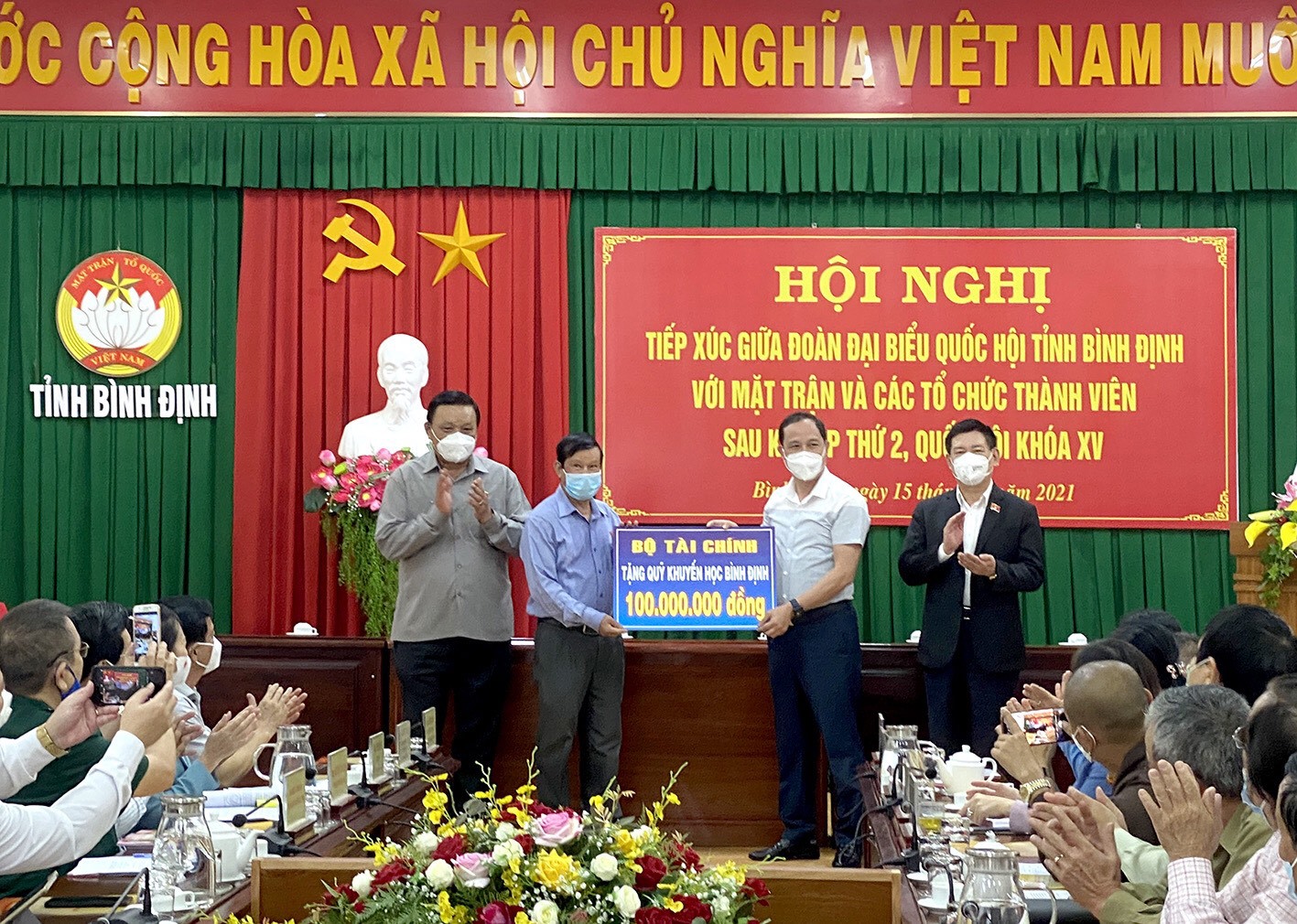 Công đoàn Bộ Tài chính tặng 100 triệu đồng cho Quỹ Khuyến học tỉnh.