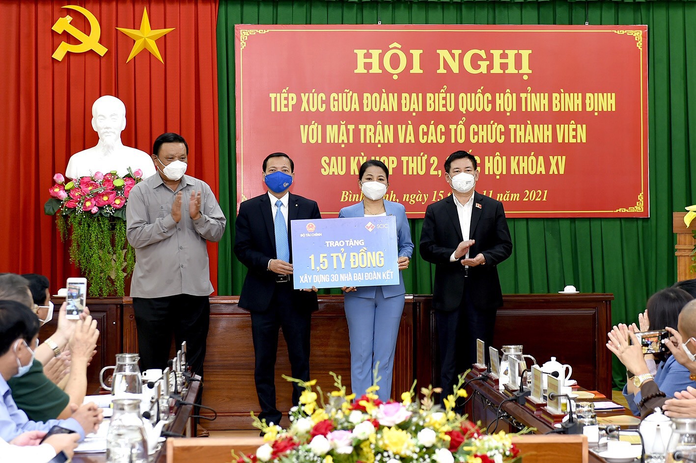 Bộ Tài chính phối hợp với một số đơn vị trao tặng 2,5 tỷ đồng xây 50 nhà đại đoàn kết trên địa bàn tỉnh. Ảnh: Minh Tuấn.