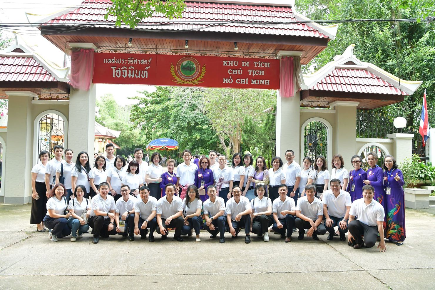 Đo&agrave;n về nguồn của Đảng ủy TSC Vietcombank c&ugrave;ng b&agrave; con kiều b&agrave;o chụp ảnh lưu niệm tại Khu di t&iacute;ch Chủ tịch Hồ Ch&iacute; Minh &ndash; tỉnh Udon Thani, Th&aacute;i Lan.