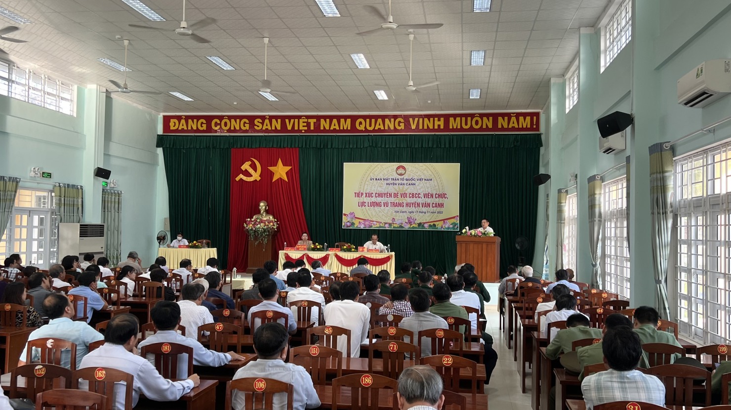 Toàn cảnh cuôcj tiếp xúc cử tri tại huyện Vân Canh, Bình Định. 