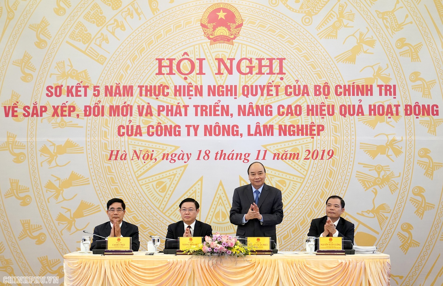 Thủ tướng Nguyễn Xuân Phúc, Phó Thủ tướng Vương Đình Huệ - Trưởng Ban chỉ đạo Đổi mới và Phát triển doanh nghiệp, Phó Trưởng Ban kinh tế Trung ương Cao Đức Phát và Bộ trưởng Bộ NN&PTNT Nguyễn Xuân Cường chủ trì hội nghị.