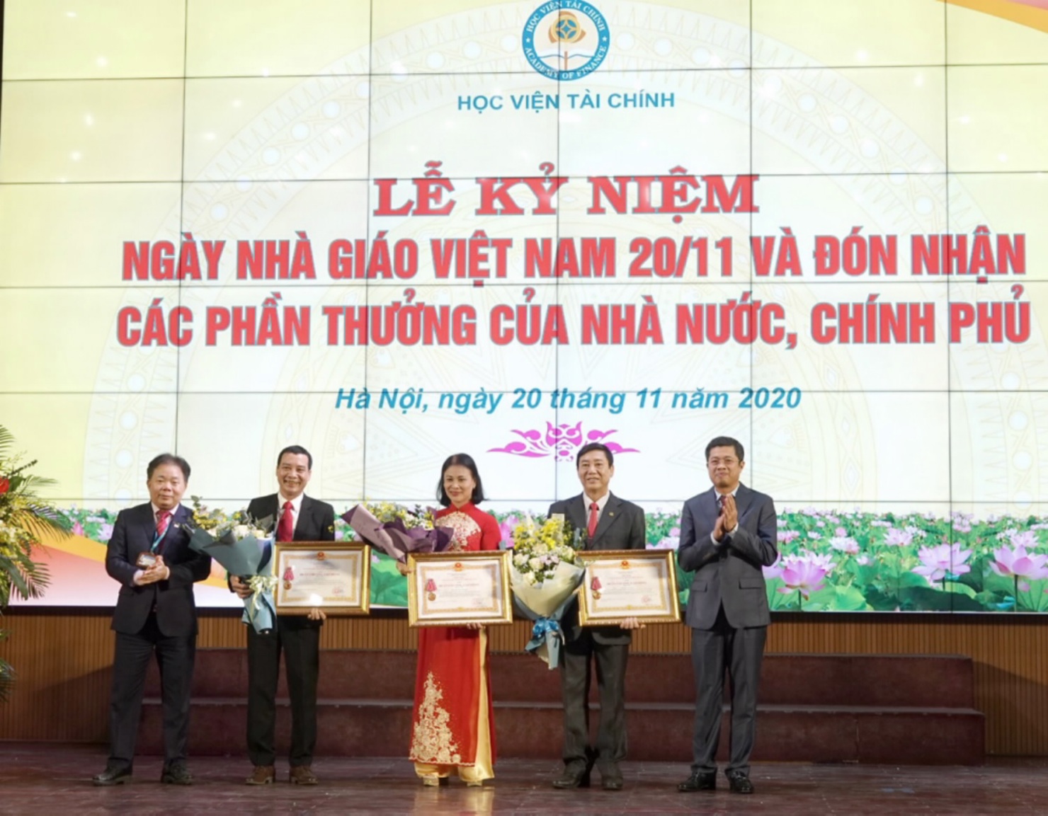 Ông Phạm Đức Thắng - Vụ trưởng Vụ Tổ chức cán bộ (Bộ Tài chính) và PGS.,TS. Nguyễn Trọng Cơ - Giám đốc Học viện Tài chính trao tặng các danh hiệu cho tập thể, cá nhân có thành tích xuất sắc.