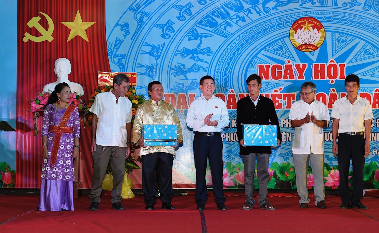 Bộ trưởng Hồ Đức Phớc thay mặt đo&agrave;n c&ocirc;ng t&aacute;c trung ương tặng qu&agrave; cho 2 khu d&acirc;n cư v&agrave; hộ gia đ&igrave;nh ch&iacute;nh s&aacute;ch kh&oacute; khăn.