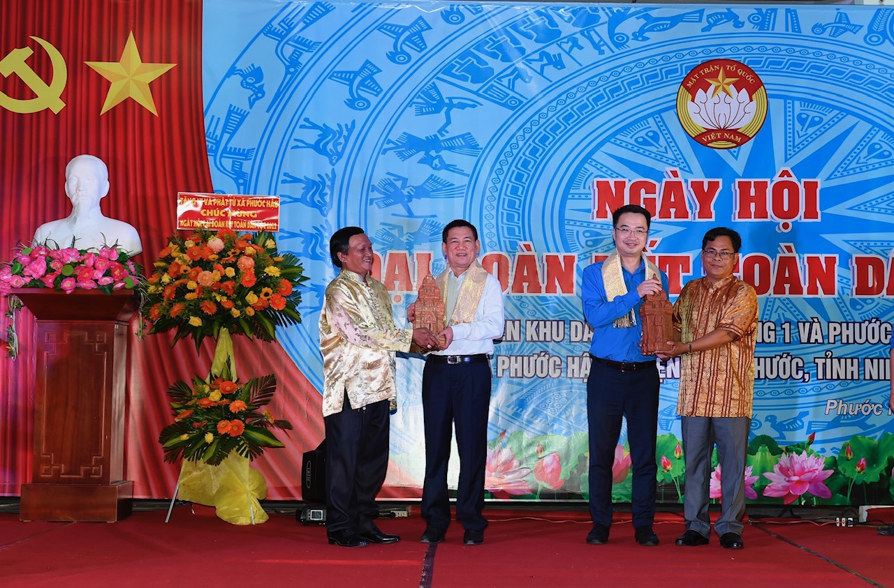 Nh&acirc;n d&acirc;n địa phương tặng qu&agrave; lưu niệm cho Bộ trưởng Hồ Đức Phớc.