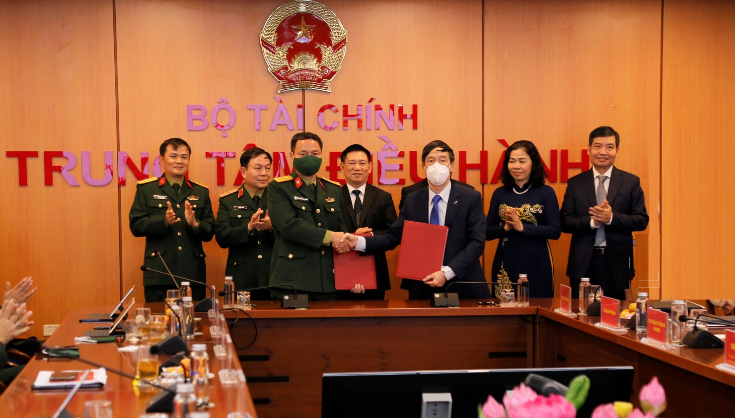 Đại diện Bộ Tài chính và Viettel ký kết Biên bản ghi nhớ giữa hai cơ quan dưới sự chứng kiến của Lãnh đạo Bộ Tài chính và Tập đoàn Viettel.