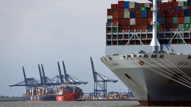 Tàu đỗ lại cảng Felixstowe ở Felixstowe, Anh, ngày 24/6/2021. Ảnh: Getty Images.