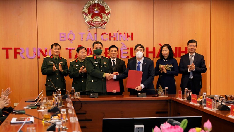 Đại diện Bộ Tài chính và Tập đoàn Viettel ký kết Biên bản ghi nhớ giữa hai cơ quan dưới sự chứng kiến của Lãnh đạo Bộ Tài chính và Tập đoàn Viettel.