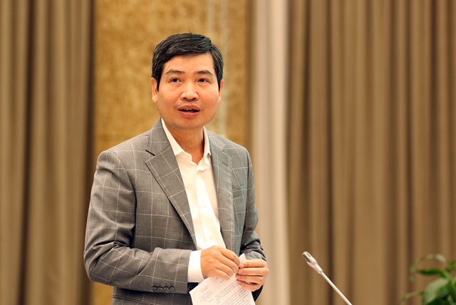 Thứ trưởng Bộ Tài chính Tạ Anh Tuấn trả lời tại họp báo. Ảnh: VGP/Nhật Bắc