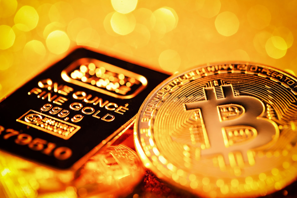Nên đầu tư vàng hay Bitcoin? Ảnh: NewsBTC