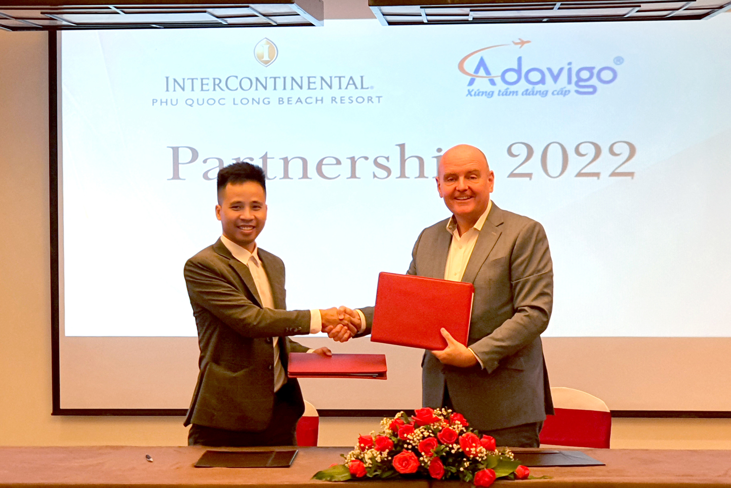 Ông Vũ Tiến Văn, Chủ tịch HĐQT Adavigo (bên trái) và ông Oliver Horn, đại diện InterContinental Phú Quốc (bên phải) ký kết thoả thuận ghi nhớ hợp tác.