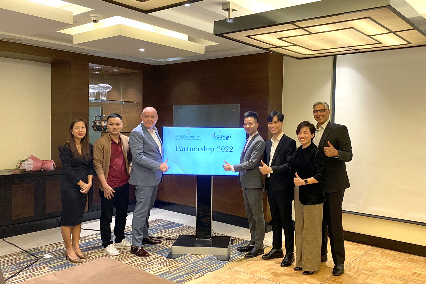 Đại diện các thành viên Adavigo và InterContinental Phu Quoc Long Beach Resort chụp ảnh lưu niệm.