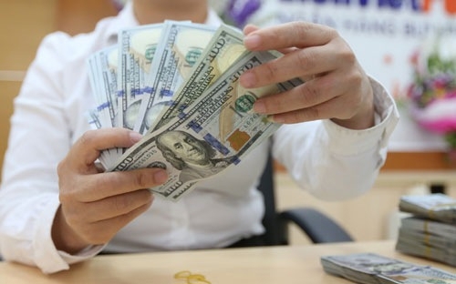 Tỷ giá trên thị trường trong nước cũng có xu hướng giảm nhẹ theo diễn biến của đồng USD trên thị trường thế giới.