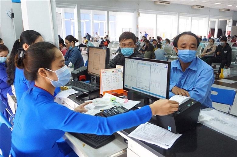 Người dân mua vé tàu tại ga Sài Gòn.