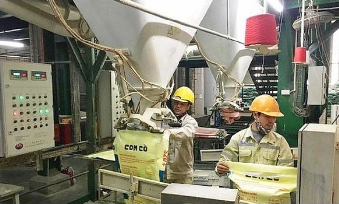  Giá thức ăn chăn nuôi tăng mạnh, trong khi giá đầu ra sụt giảm đã cho làm người chăn nuôi thua lỗ đậm. Ảnh TL 