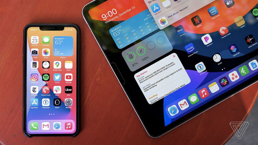 iOS 14.2 khiến nhiều iPhone cũ bị hao pin bất thường. Ảnh: The Verge.
