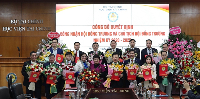 Các đại biểu tặng hoa và chụp ảnh lưu niệm cùng Hội đồng trường nhiệm kỳ 2020-2025.