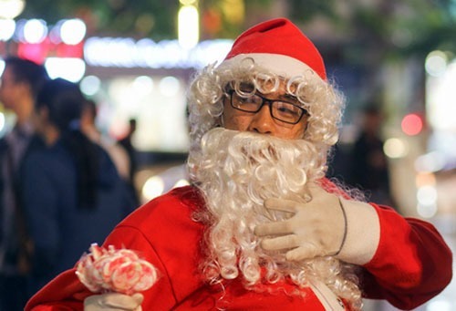 Ông già Noel do một bạn trẻ Sài Gòn đóng vai đi tặng quà cho mọi người. Ảnh: Quỳnh Trần.