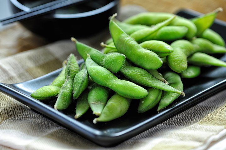 Đậu Edamame giàu chất dinh dưỡng, chất xơ, chống oxy hóa, ít calo, không chứa cholesterol, không có gluten tự nhiên và giàu khoáng chất, vitamin K.