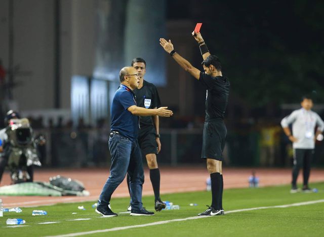 HLV Park Hang Seo là HLV đầu tiên bị phạt thẻ đỏ trong lịch sử SEA Games (ảnh: An An)