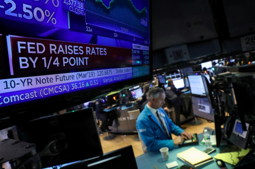 Màn hình hiển thị tin Fed nâng lãi đặt tại Sàn chứng khoán New York. Ảnh:Reuters