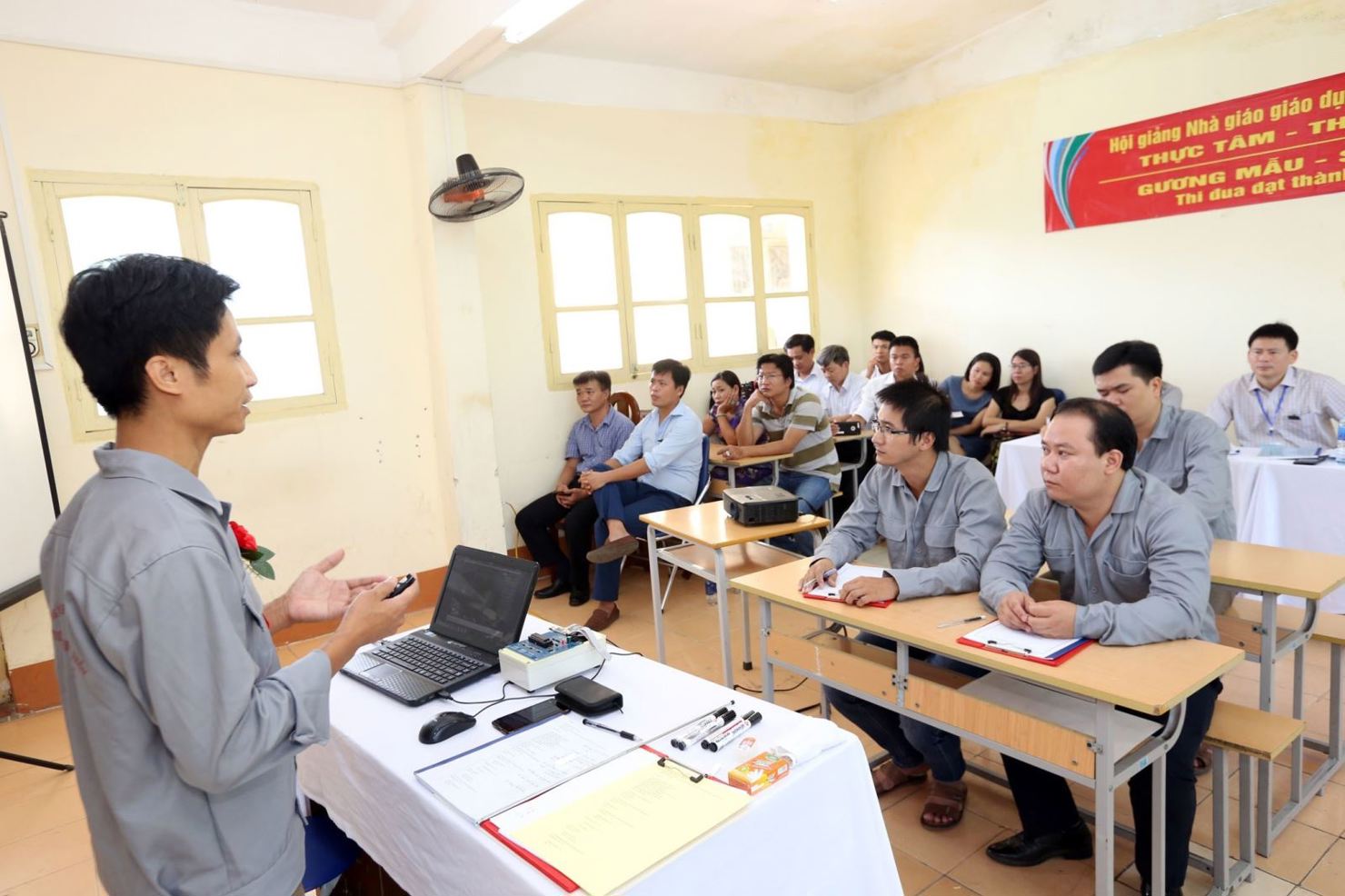 Đội ngũ giáo viên và cán bộ quản lý giáo dục được xác định là nhân tố quyết định việc đổi mới giáo dục hiện nay.