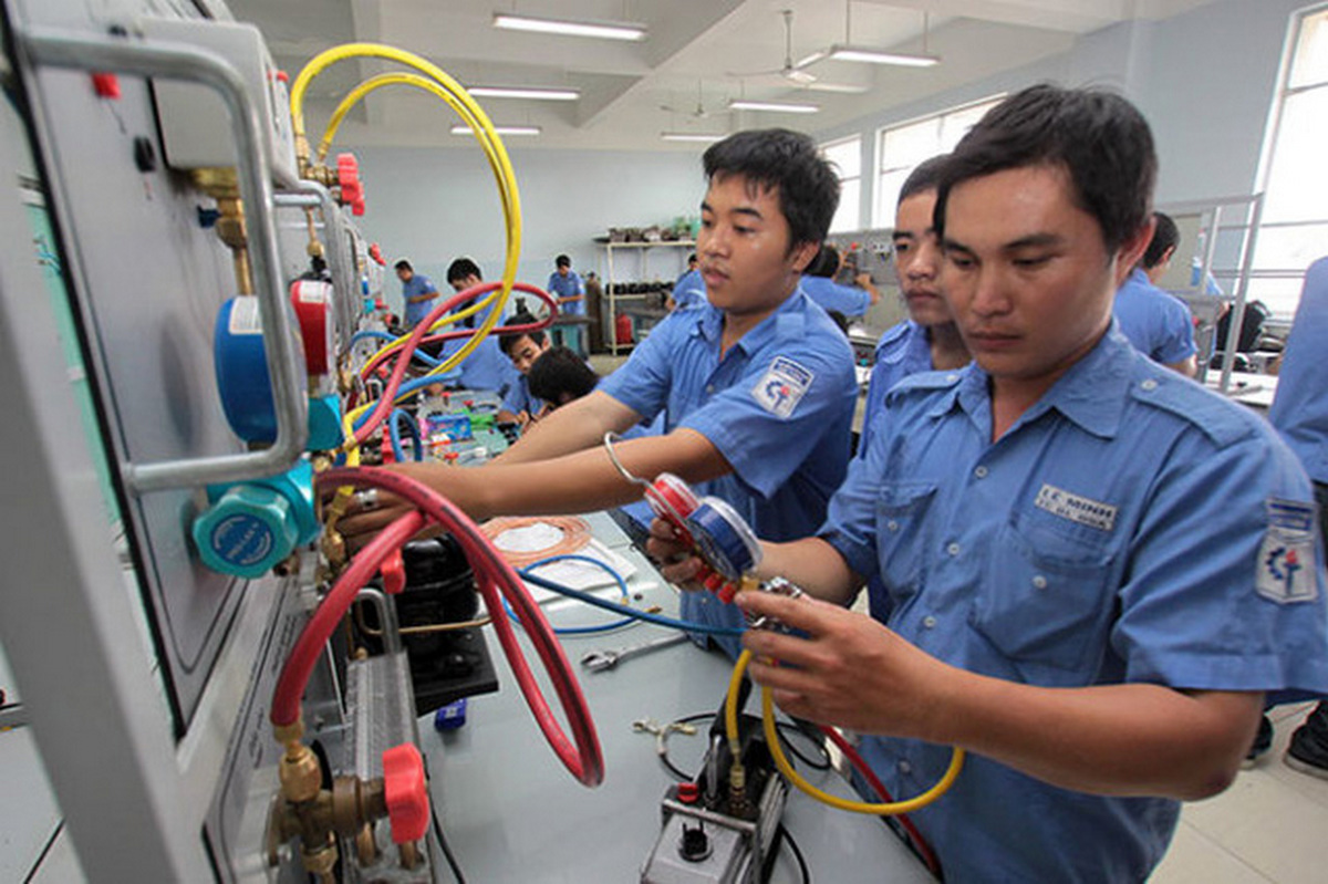 Trang thiết bị được cơ sở GDNN đầu tư theo chương trình đào tạo, giúp học sinh có cơ hội thực hành trên máy móc hiện đại.