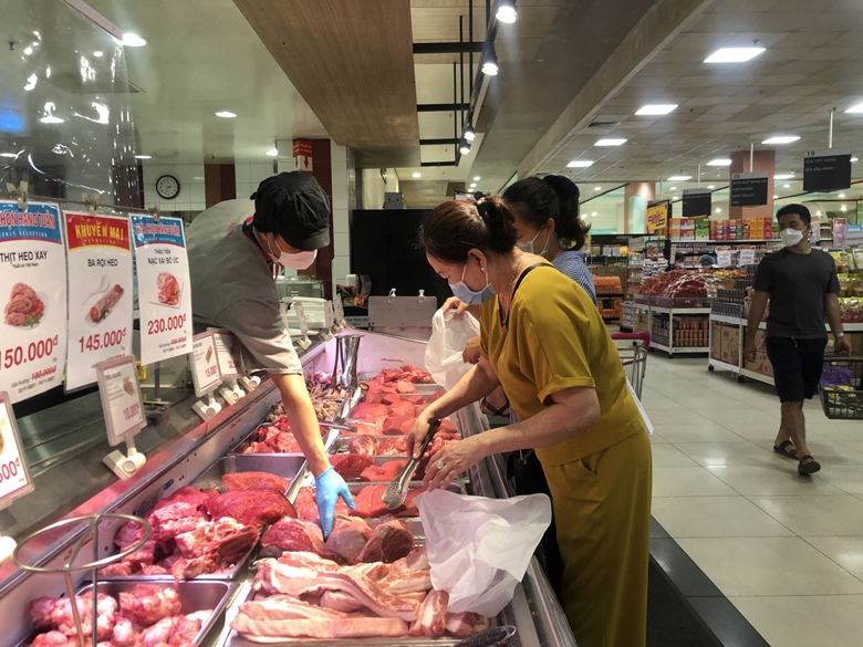 Bảo đảm nguồn cung hàng hóa, nhất là các mặt hàng lương thực, thực phẩm. (Ảnh Thanh Hồng). 