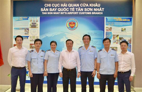 Bộ trưởng Đinh Tiến Dũng chụp ảnh lưu niệm với lãnh đạo Hải quan sân bay Tân Sơn Nhất. Ảnh: Thanh Tùng