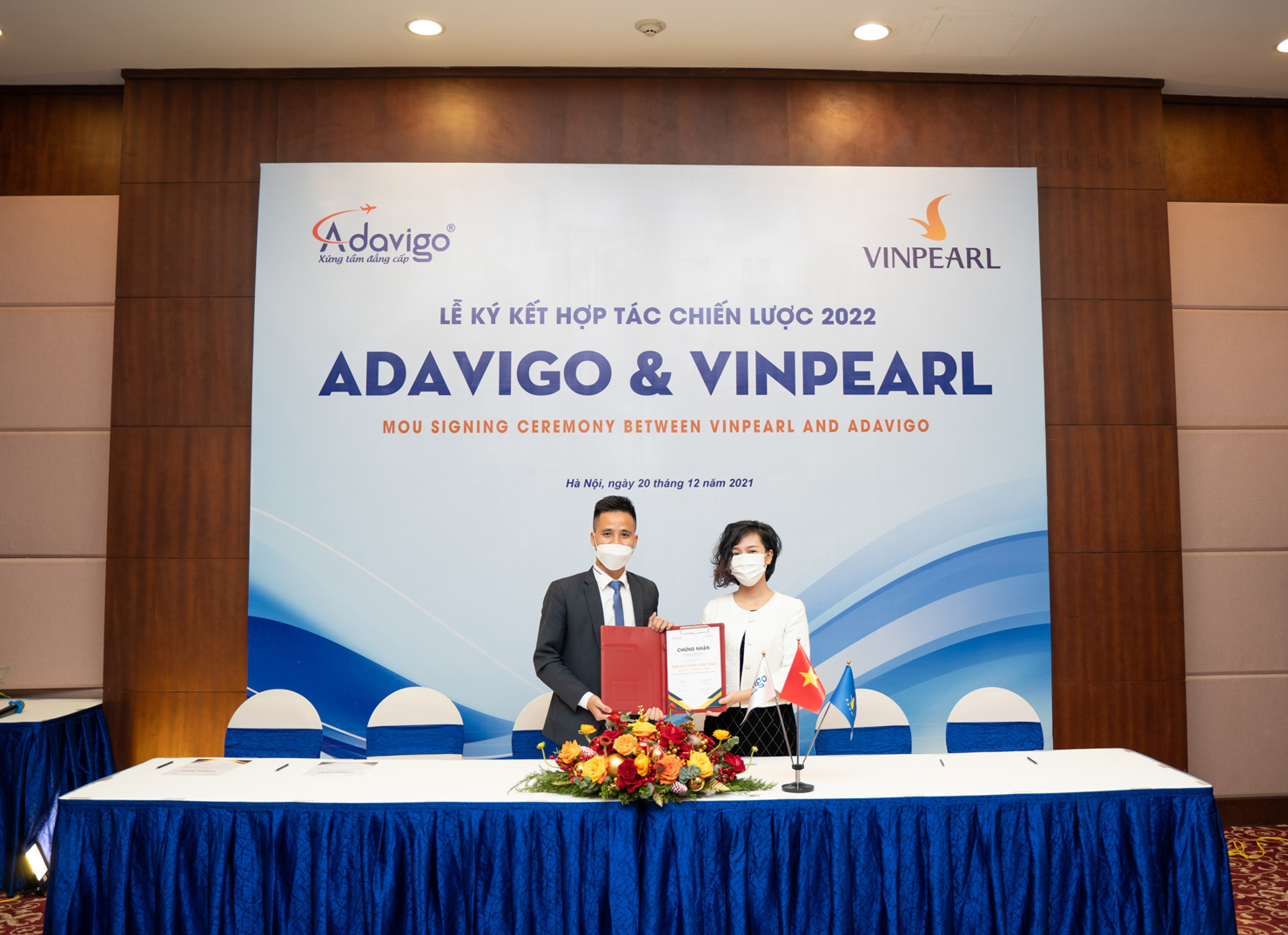 Ông Vũ Tiến Văn - Chủ tịch HĐQT Adavigo và bà Nguyễn Thu Phương - Tổng giám đốc chuỗi Vinpearl Luxury ký kết hợp tác.