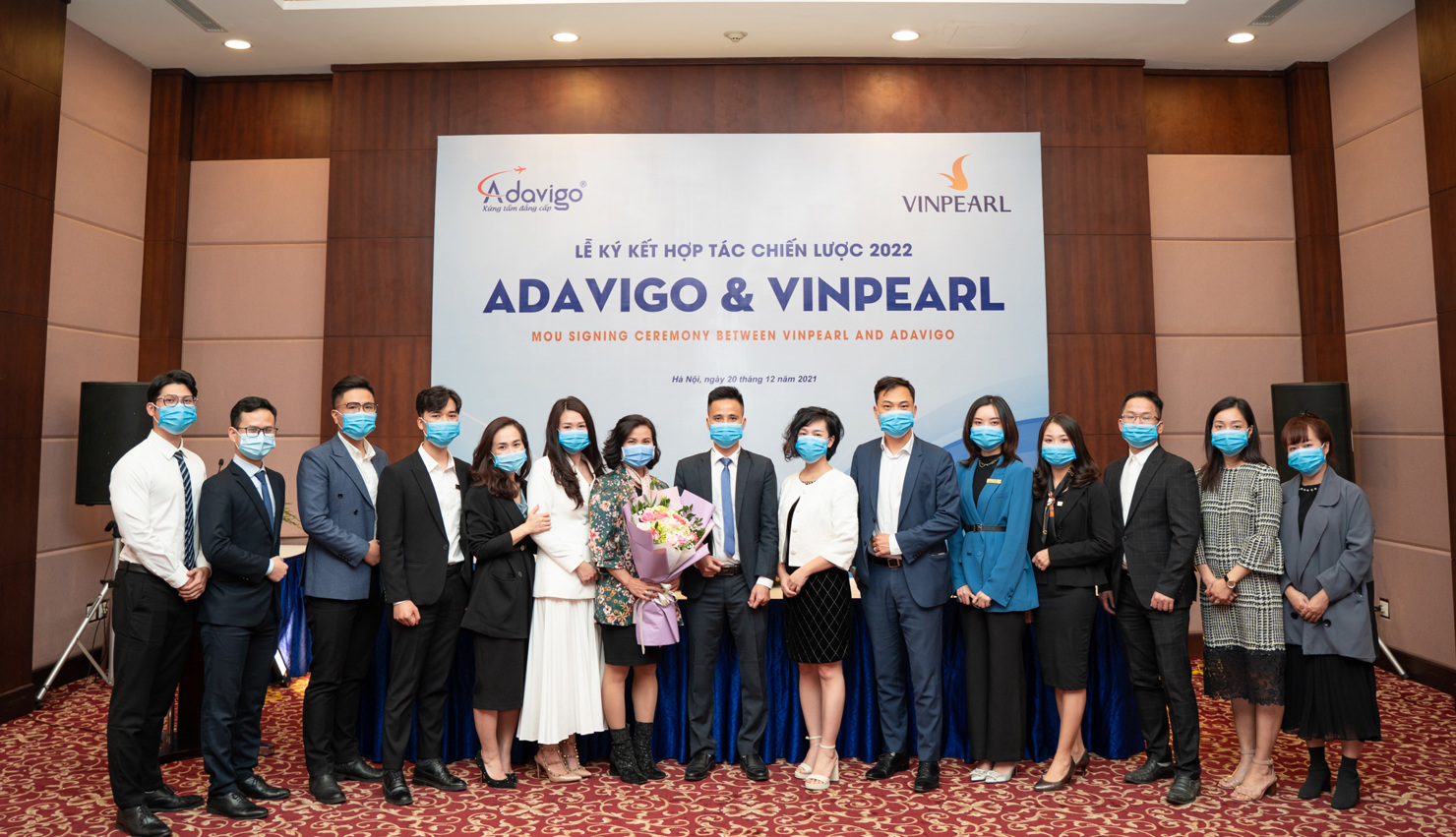 Các đại biểu chụp ảnh lưu niệm.