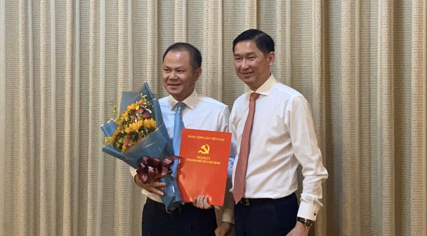 hó Chủ tịch Ủy ban nhân dân TP. Hồ Chí Minh Trần Vĩnh Tuyến trao quyết định chuẩn y ông Đinh Ngọc Thắng giữ chức Bí thư Đảng uỷ Cục Hải quan Thành phố nhiệm kỳ 2015-2020.
