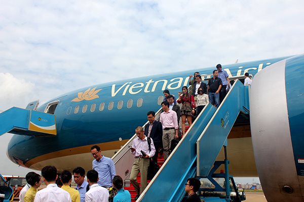 Giá vé máy bay dịp tết luôn ở mức cao nên nhiều hành khách chọn sau tết mới về để được mức giá rẻ hơn- Ảnh: Anh Quân