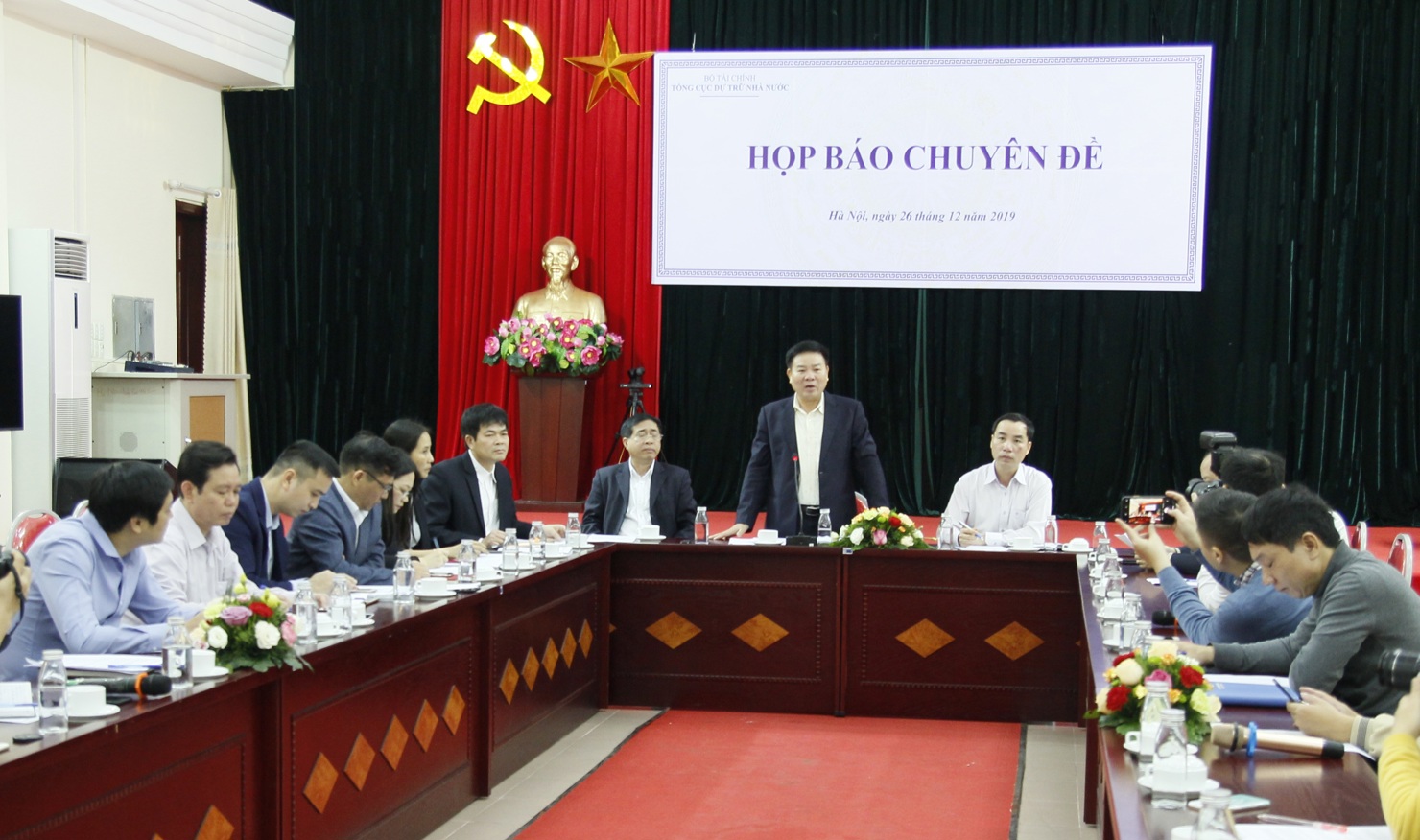 Toàn cảnh buổi họp báo.