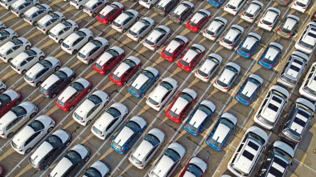 Xe mới chờ tại cảng Yantai, Trung Quốc, để được xuất khẩu, ngày 7/9/2021. Ảnh: Getty Images