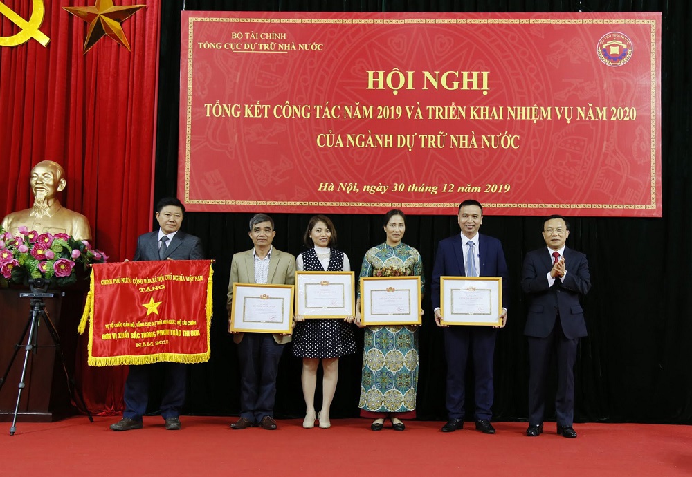 Thừa ủy quyền Thủ tướng Chính phủ, Bộ trưởng Bộ Tài chính, Thứ trưởng Trần Văn Hiếu trao Cờ Thi đua của Chính phủ, danh hiệu Chiến sỹ Thi đua ngành Tài chính cho các tập thể và cá nhân có thành tích xuất sắc thuộc cơ quan Tổng cục Dự trữ Nhà nước. 