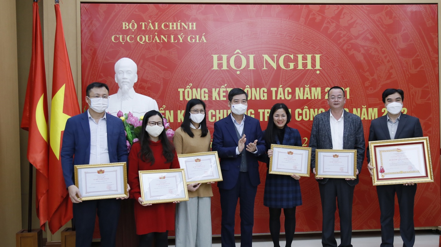 Thứ trưởng Tạ Anh Tuấn trao Hu&acirc;n chương lao động hạng III v&agrave; danh hiệu Tập thể lao động xuất sắc c&aacute;c c&aacute; nh&acirc;n, tập thể thuộc Cục Quản l&yacute; gi&aacute;.