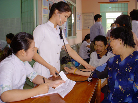Liên Bộ Y tế - Bộ Tài chính vừa ban hành văn bản hướng dẫn tổ chức thực hiện Quyết định số 14/2012/QĐ-TTG về khám, chữa bệnh cho người nghèo. Nguồn: internet