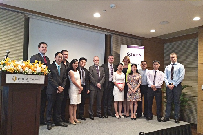 Toàn cảnh buổi trao bằng chứng nhận. Nguồn: financeplus.vn