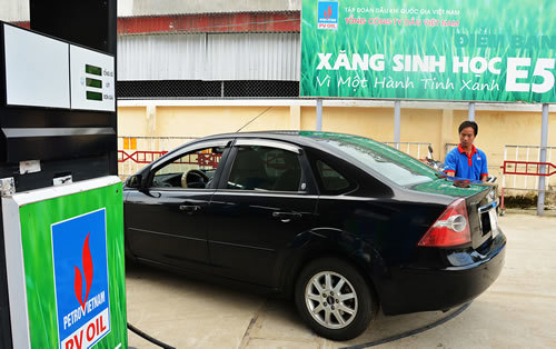 Chênh lệch giá bán xăng E5 thấp hơn so với giá bán xăng khoáng RON 92 từ 300 đồng/lít đến 500 đồng/lít. Nguồn: internet