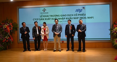 Chủ tịch HĐQT kiêm Tổng Giám đốc HNX Trần Văn Dũng chúc mừng ông Lê Xuân Nghĩa, Chủ tịch HĐQT Công ty cổ phần Sản xuất Xuất nhập khẩu NHP trong phiên cổ phiếu NHP chào sàn. Nguồn: internet