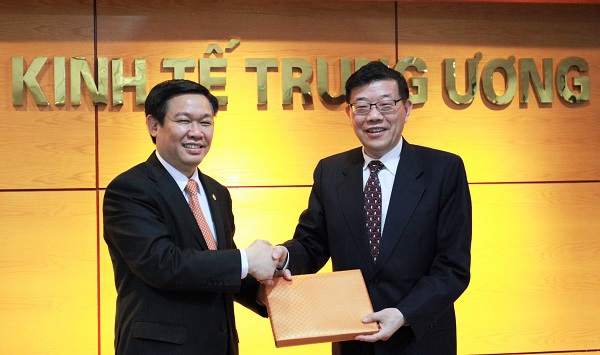 Trưởng Ban Kinh tế Trung ương Vương Đình Huệ và Chủ nhiệm Trung tâm Nghiên cứu Phát triển Quốc Vụ viện Trung Quốc Lý Vĩ. Nguồn: financeplus.vn