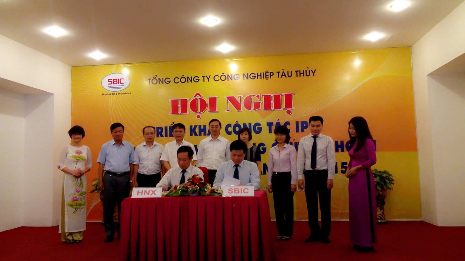 Ông Trần Văn Dũng, Chủ tịch Hội đồng quản trị kiêm Tổng Giám đốc HNX và ông Nguyễn Ngọc Sự, Chủ tịch Hội đồng thành viên SBIC đại diện cho 2 đơn vị đã ký kết Biên bản ghi nhớ hợp tác. Nguồn: financeplus.vn