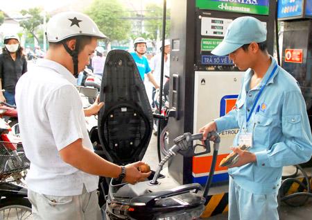 DN đầu mối kinh doanh xăng dầu đã vi phạm hạn mức nhập khẩu, dự trữ lưu thông xăng dầu… Nguồn: internet
