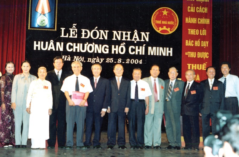 Bộ trưởng Nguyễn Sinh Hùng, nguyên Bộ trưởng Hoàng Quy, nguyên Bộ trưởng Hồ Tế và các đại biểu tại Lễ đón nhận Huân chương Hồ Chí Minh của Tổng cục Thuế (tháng 8/2004).