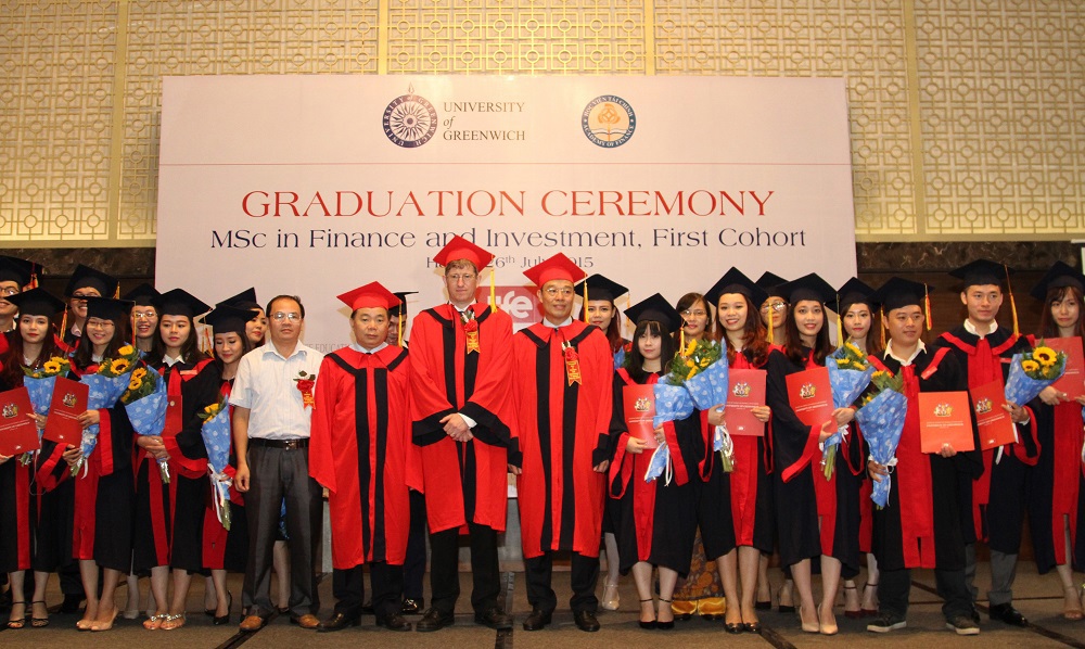 Lễ trao bằng Thạc sỹ Tài chính và Đầu tư cho các sinh viên khóa I ngày 26/7/2015.
