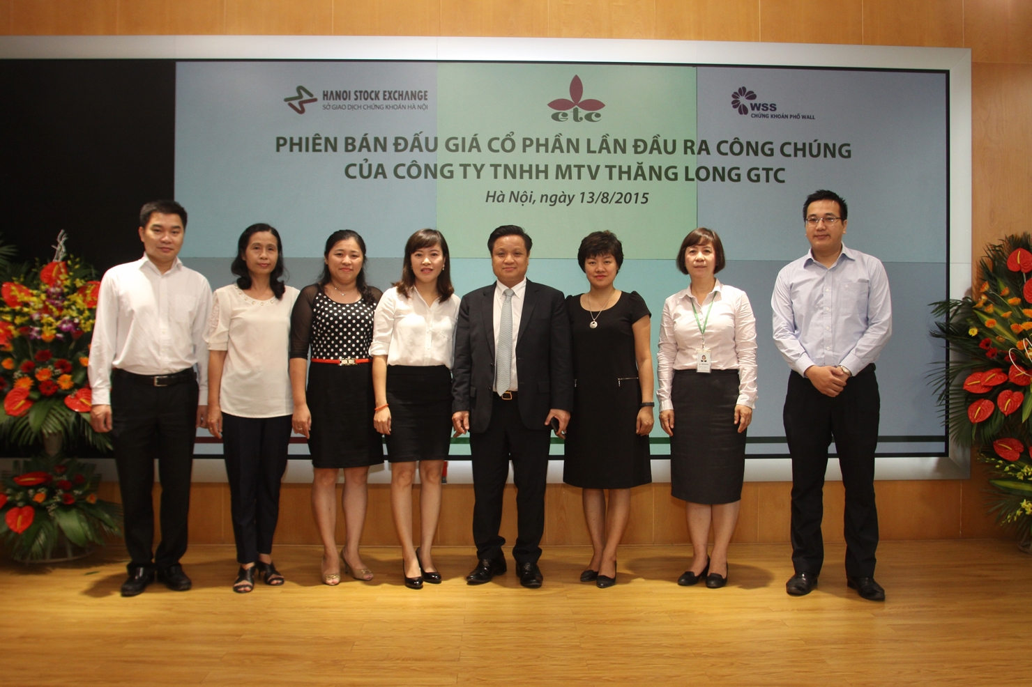 Phó Chủ tịch HĐQT kiêm Tổng Giám đốc HNX Nguyễn Thị Hoàng Lan (thứ 2 từ phải sang) chụp ảnh kỷ niệm cùng với lãnh đạo doanh nghiệp Công ty TNHH MTV Thăng Long GTC.
