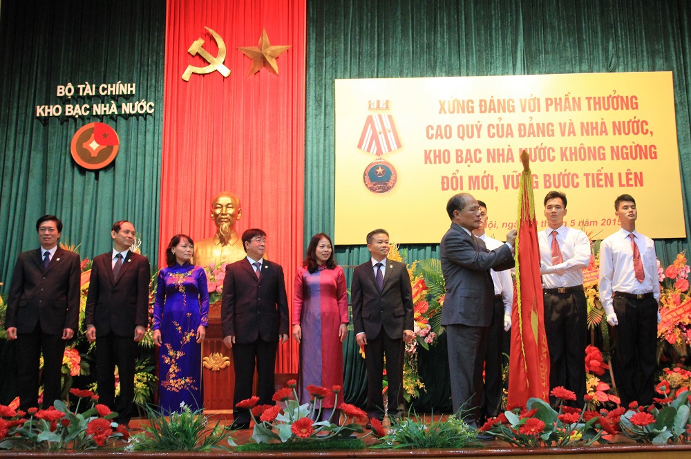 Chủ tịch Quốc hội Nguyễn Sinh Hùng trao tặng Huân chương Độc lập hạng Nhì  nhân kỷ niệm 25 năm ngày thành lập hệ thống Kho bạc Nhà nước (29/5/1946 - 29/5/2015).